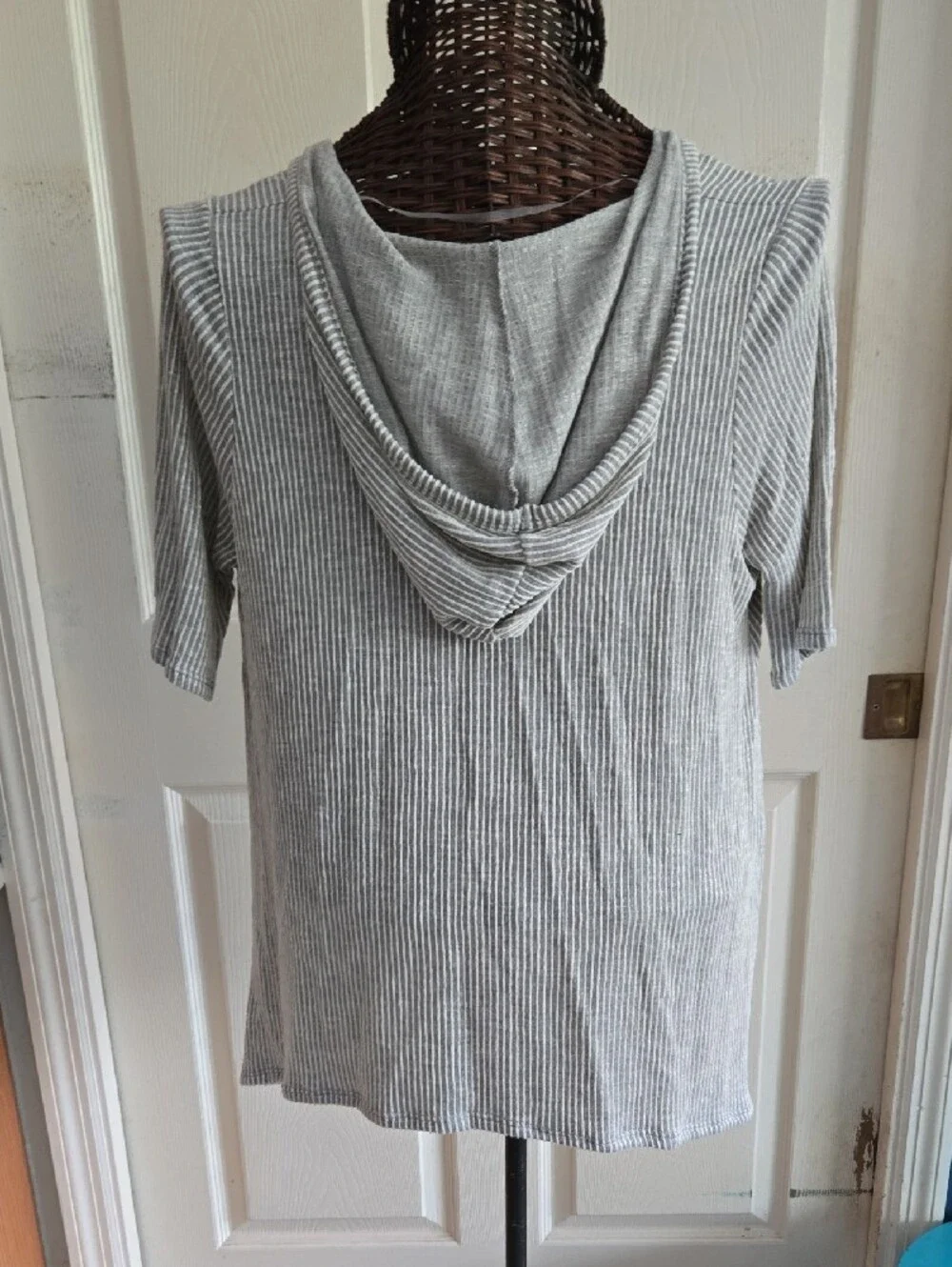 Gyft Light Gray And White Ribbed V-Neck Tee With Hoodie